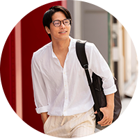 Khách hàng Trần Quốc Bảo làm sạch ví da Prada tại Scott