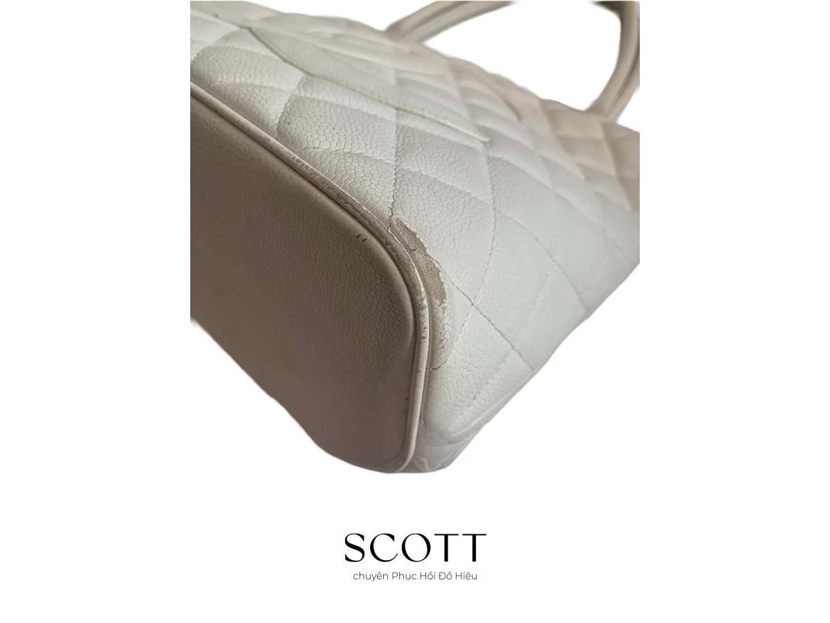 Đáy túi Chanel da thật trước khi phục hồi Đáy túi Chanel trước khi phục hồi – xuất hiện vết xước và mốc nhẹ