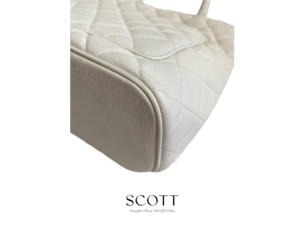 Đáy túi Chanel sau phục hồi – sạch và mềm mại như mới Đáy túi Chanel sau khi phục hồi – da sáng đều, sạch hoàn toàn