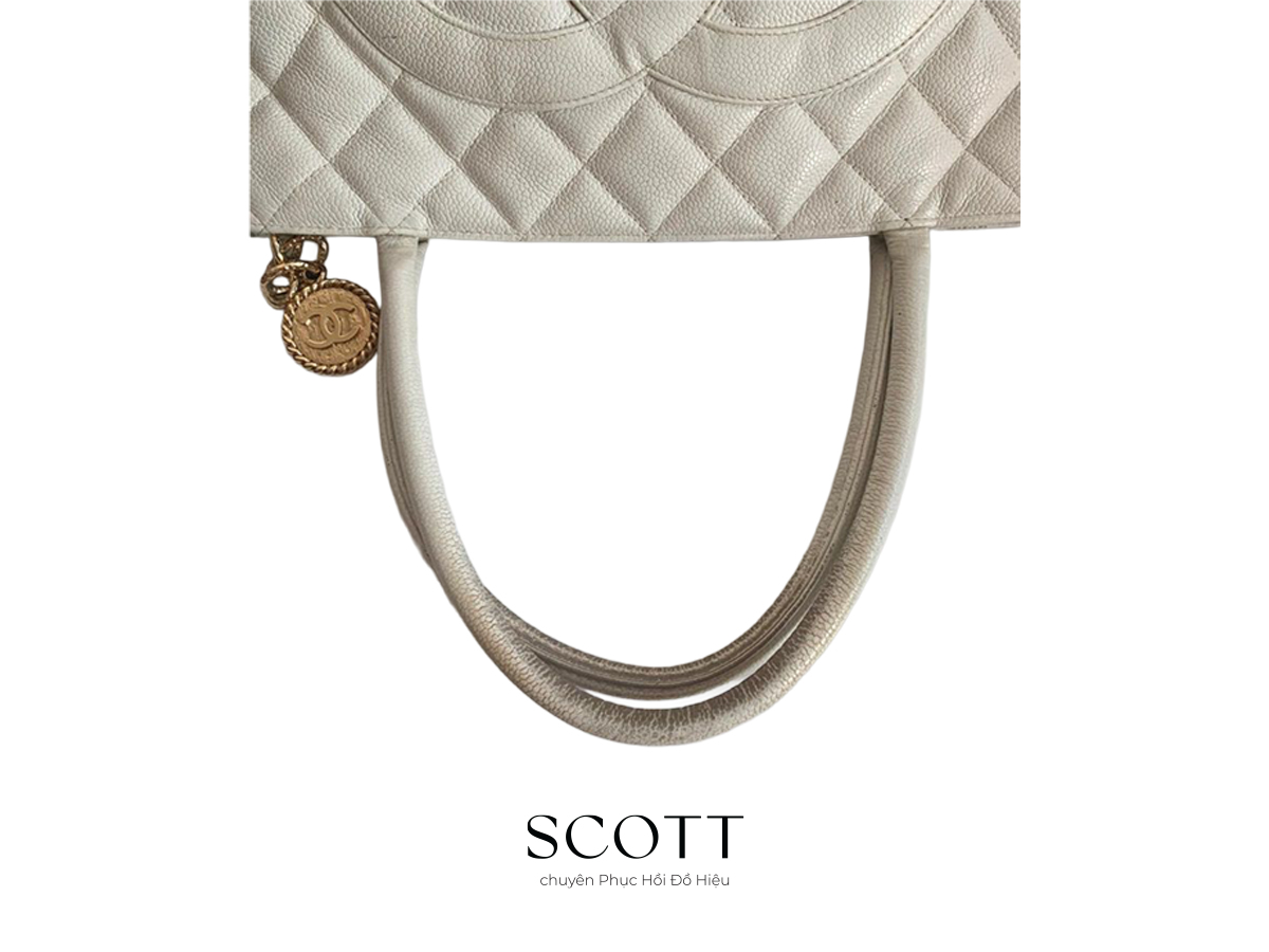 Quai túi Chanel trước khi phục hồi – bề mặt da khô và xỉn màu Quai túi Chanel trước khi phục hồi – da khô và kim loại xỉn