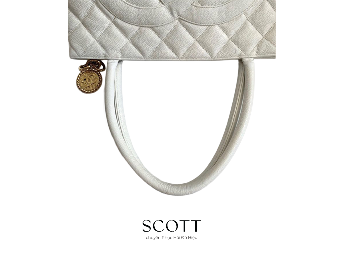 Quai túi Chanel da thật sau phục hồi tại SCOTT Quai túi Chanel sau khi phục hồi – sáng bóng, mềm và sạch bụi