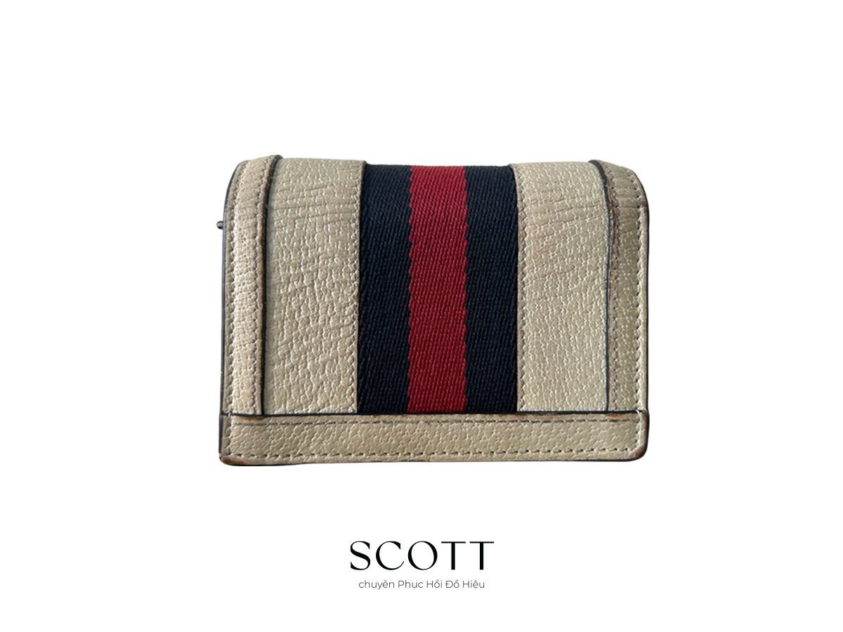 Ví Gucci da thật sau khi phục hồi - SCOTT Ví Gucci da thật sau khi phục hồi – da xỉn màu, trầy xước và khô cứng.