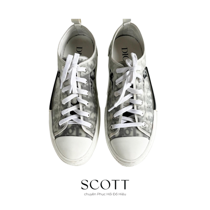 Giày thể thao Dior sau khi phục hồi – góc phải