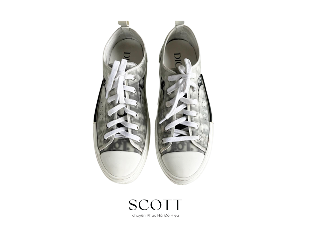 Giày thể thao Dior sau khi phục hồi Giày thể thao Dior sau khi phục hồi – góc phải