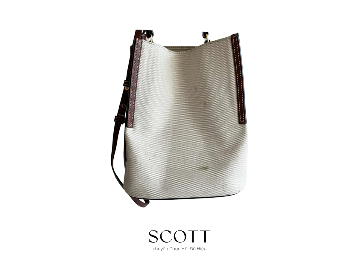 Mặt sau túi Burberry trước khi vệ sinh Mặt sau túi Burberry trước khi vệ sinh – da thật xỉn và khô