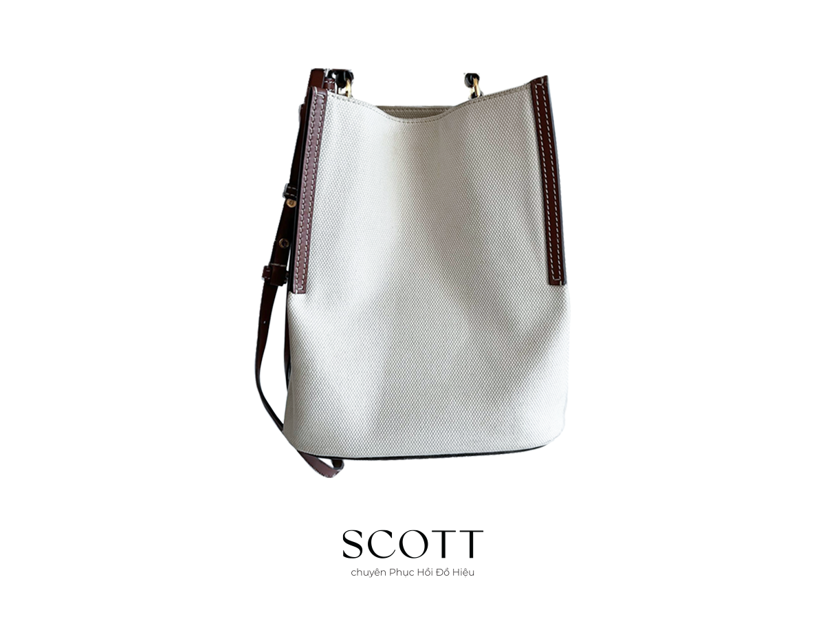 Mặt sau túi Burberry da thật – sau khi vệ sinh tại SCOTT Mặt sau túi Burberry sau khi vệ sinh – da thật mềm và đều màu